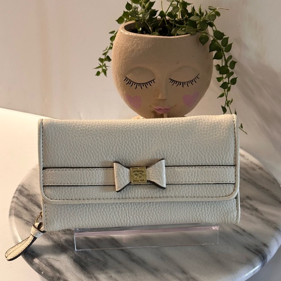 Jessica Simpson Cream Wallet with Gold-Tone Bow and Credit Card Slips - Picture 2 of 16